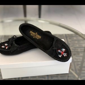 MINNETONKA Black Suede Moccasins Size 5.5
